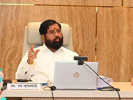 दुबई में फंसे मराठी नागरिकों से डिप्टी CM एकनाथ शिंदे ने की बात दुबई में फंसे मराठी नागरिकों से डिप्टी CM एकनाथ शिंदे ने की बात