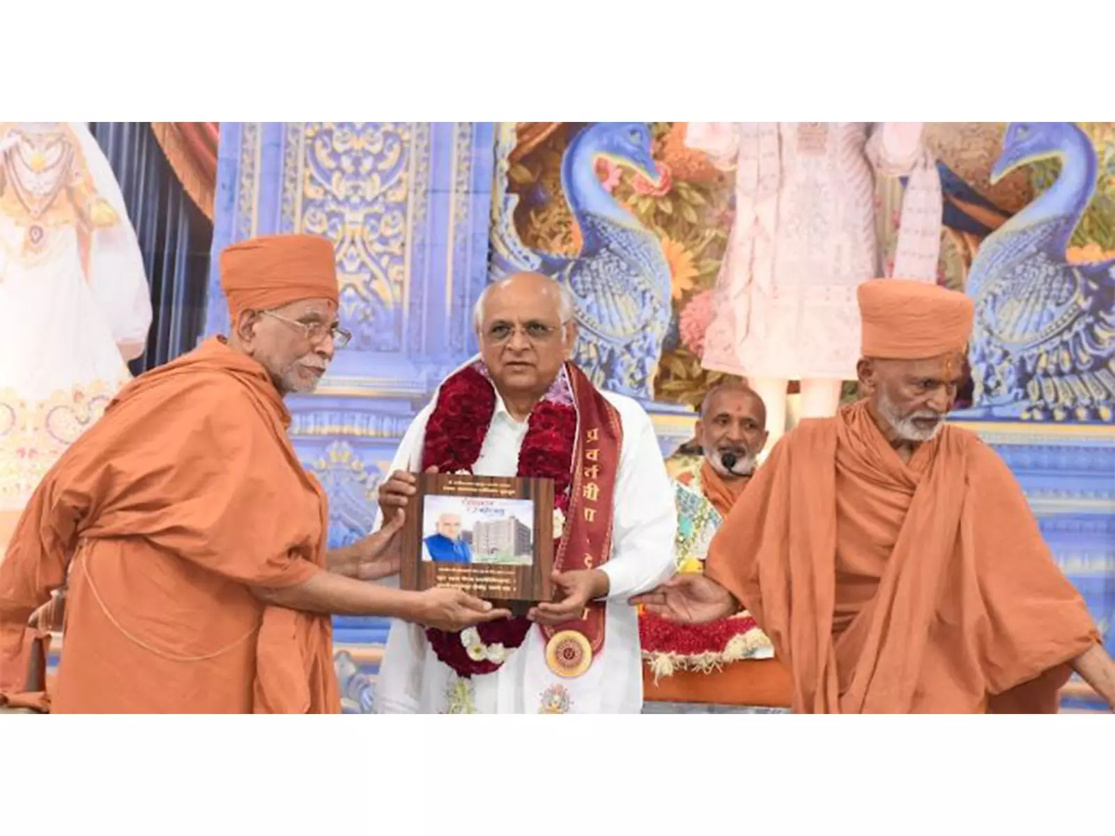 गुजरात के CM भूपेंद्र पटेल ने शांतिग्राम में श्री स्वामीनारायण गुरुकुल की नई बिल्डिंग का उद्घाटन किया गुजरात के CM भूपेंद्र पटेल ने शांतिग्राम में श्री स्वामीनारायण गुरुकुल की नई बिल्डिंग का उद्घाटन किया