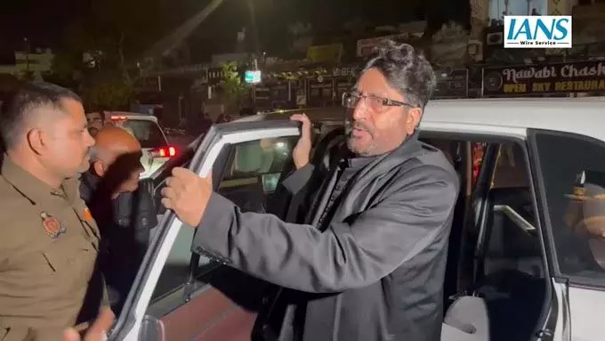 Chota इमामबाड़ा पर शिया समुदाय का प्रदर्शन, अमेरिका और इजरायल के खिलाफ नारेबाजी Chota इमामबाड़ा पर शिया समुदाय का प्रदर्शन, अमेरिका और इजरायल के खिलाफ नारेबाजी