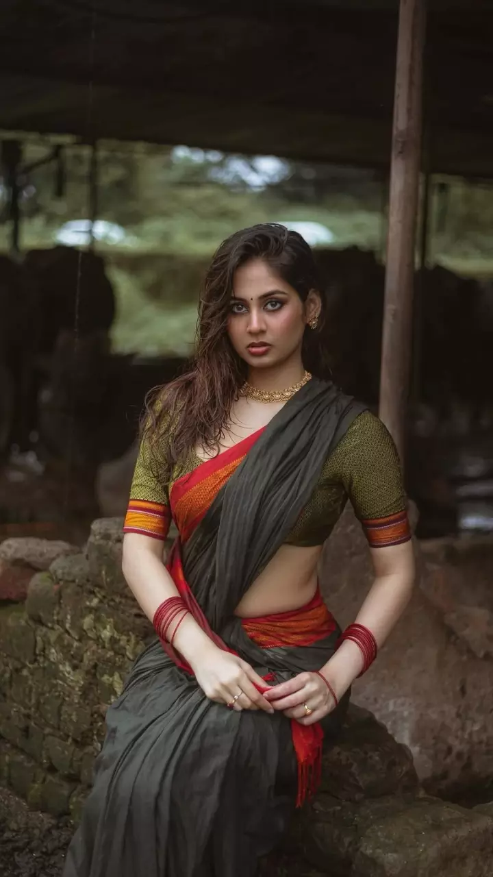 साड़ी में खूबसूरत लगी सृष्टि बन्नट्टी