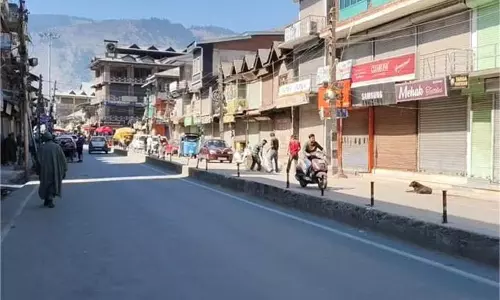 Jammu-Kashmir :खामेनेई की हत्या के विरोध में घाटी में कड़े प्रबंध, सहित कई चौराहे सील Jammu-Kashmir :खामेनेई की हत्या के विरोध में घाटी में कड़े प्रबंध, सहित कई चौराहे सील