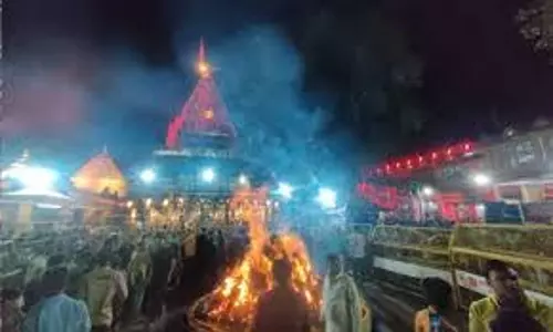 Ujjain:महाकाल के आंगन में जली होली, भक्तों ने लगाए जयकारे Ujjain:महाकाल के आंगन में जली होली, भक्तों ने लगाए जयकारे