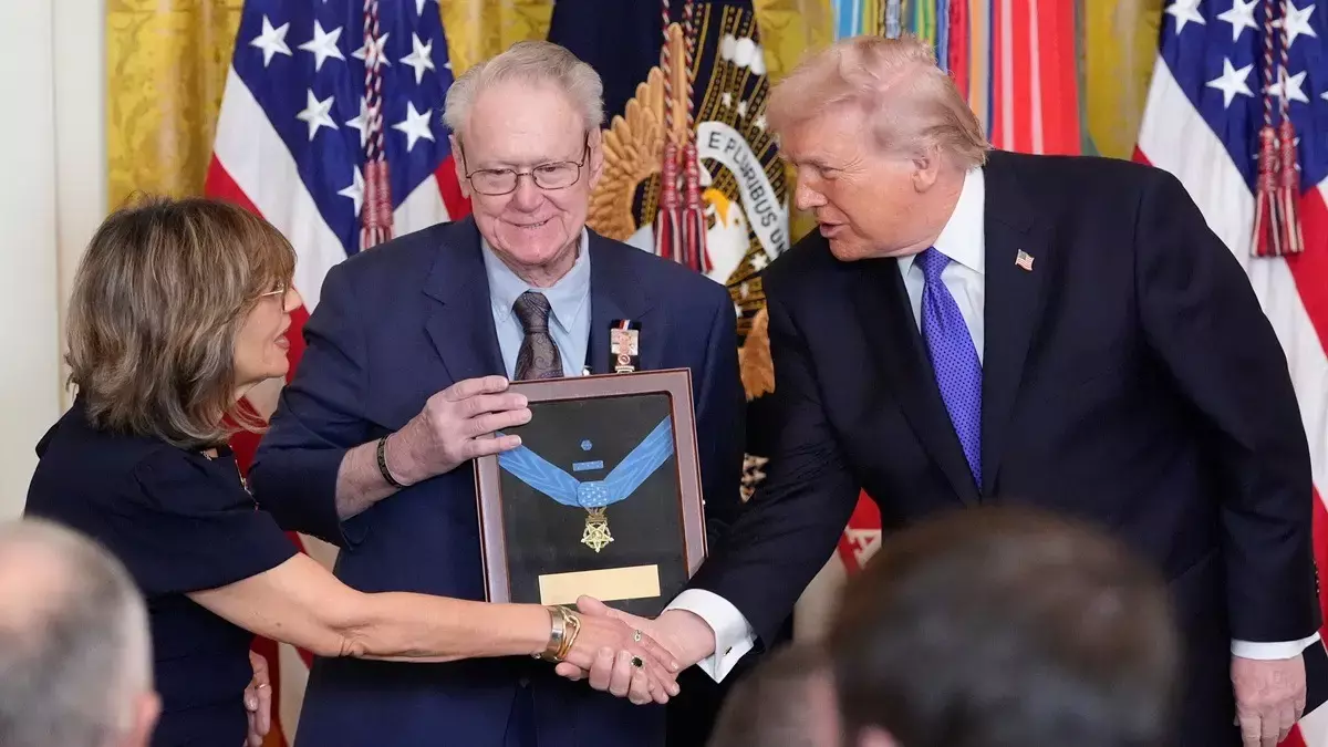 Trump ने शहीद सैनिकों को मेडल देते हुए मिलिट्री एक्शन का बचाव किया Trump ने शहीद सैनिकों को मेडल देते हुए मिलिट्री एक्शन का बचाव किया