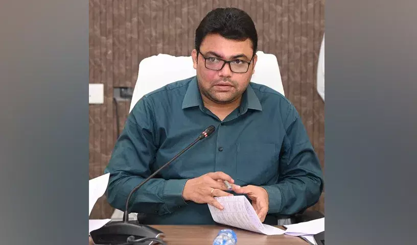 Kummera infant’s death: नागरकुरनूल कलेक्टर ने BC आयोग को रिपोर्ट सौंपी Kummera infant’s death: नागरकुरनूल कलेक्टर ने BC आयोग को रिपोर्ट सौंपी