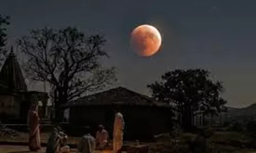 Chandra Grahan Upay: चंद्र ग्रहण के दौरान जरूर करें ये आसान उपाय, घर में बनी रहेगी सुख-शांति और सकारात्मकता