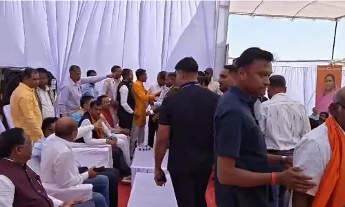 मंत्री-विधायक के सामने सरकारी कार्यक्रम में जमकर मारपीट, मंच पर चले लात-घूंसे मंत्री-विधायक के सामने सरकारी कार्यक्रम में जमकर मारपीट, मंच पर चले लात-घूंसे
