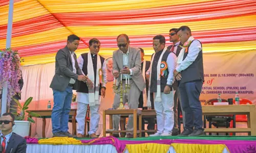 मणिपुर के सीएम ने आबकारी विभाग की नई गाड़ियों को हरी झंडी दिखाई, अवैध शराब पर सख्त निगरानी के निर्देश मणिपुर के सीएम ने आबकारी विभाग की नई गाड़ियों को हरी झंडी दिखाई, अवैध शराब पर सख्त निगरानी के निर्देश