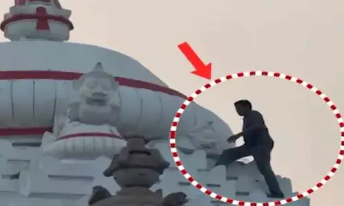 बंदरों के साथ लुका-छिपी में युवक Puri जगन्नाथ मंदिर के लायंस गेट के ऊपर पहुंचा