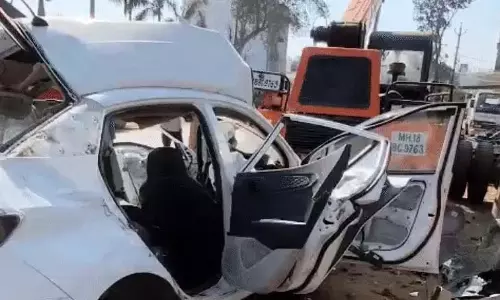 खड़ी क्रेन में पीछे से टकराई कार, तीन की मौत, दो घायल खड़ी क्रेन में पीछे से टकराई कार, तीन की मौत, दो घायल