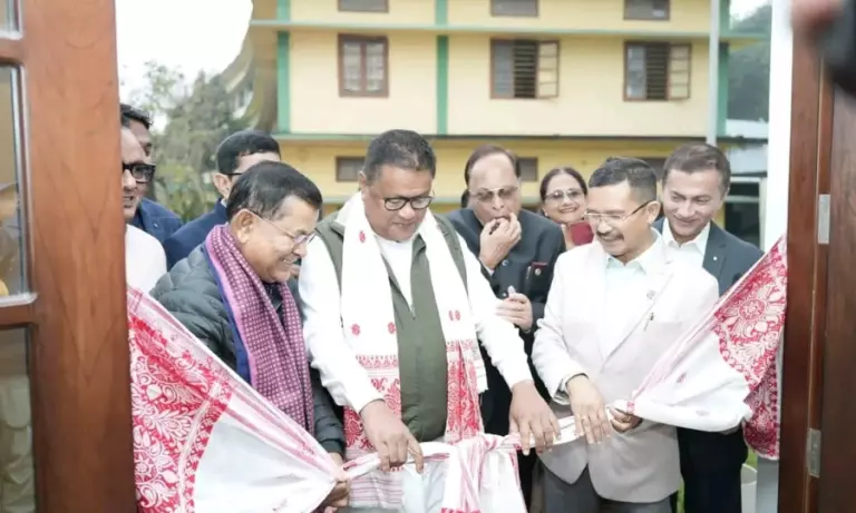 Assam: डिब्रू कॉलेज में लक्ष्मी नारायण कनोई भवन का उद्घाटन