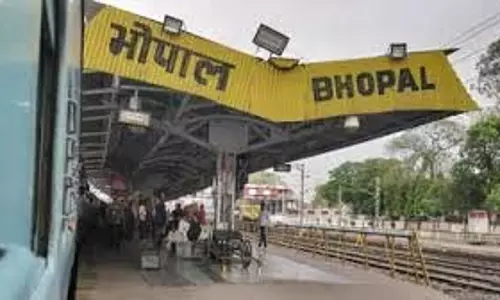 Bhopal: स्टेशनों पर भीड़ का सैलाब, जान जोखिम में डालकर गेट पर लटककर सफर Bhopal: स्टेशनों पर भीड़ का सैलाब, जान जोखिम में डालकर गेट पर लटककर सफर