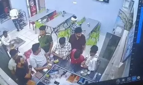 होटल में हथियारबंद हमलावरों की गोलीबारी, होटल मालिक की मौत होटल में हथियारबंद हमलावरों की गोलीबारी, होटल मालिक की मौत