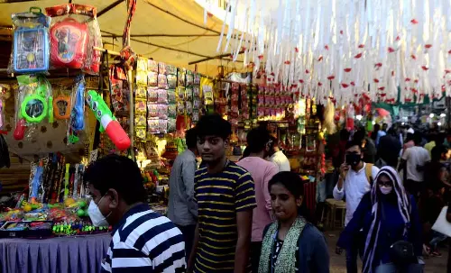 Indore : इको-फ्रेंडली होली के लिए कलेक्ट्रेट में हर्बल रंगों का स्टॉल लगाया गया