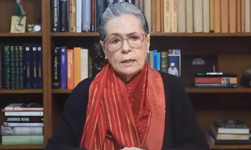 Sonia Gandhi का सरकार पर हमला, खामेनेई मामले में चुप्पी को बताया पक्षपाती Sonia Gandhi का सरकार पर हमला, खामेनेई मामले में चुप्पी को बताया पक्षपाती