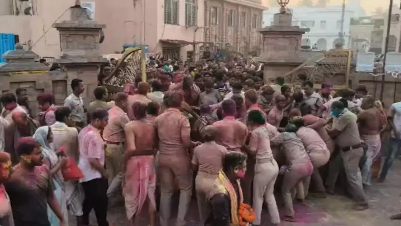 Puri Jagannath Temple में डोला पूर्णिमा के अवसर पर भगदड़, कई भक्त घायल Puri Jagannath Temple में डोला पूर्णिमा के अवसर पर भगदड़, कई भक्त घायल