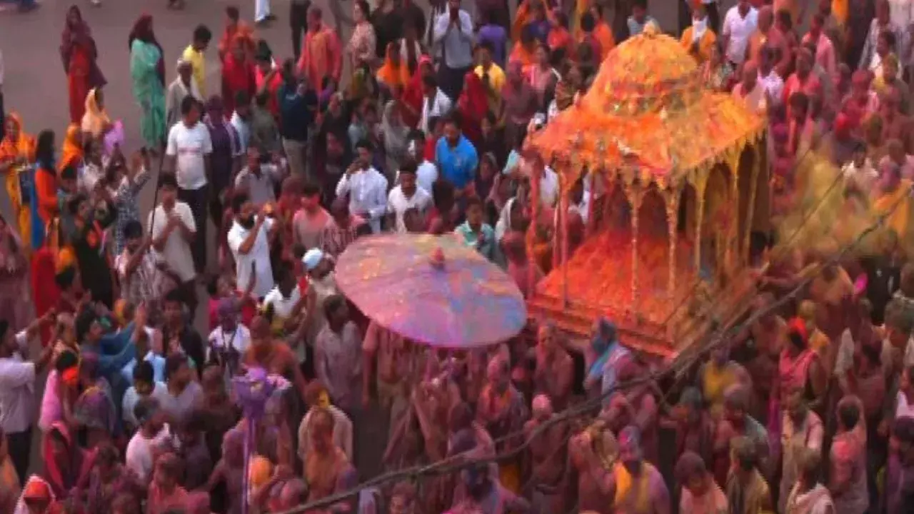 Puri: चंद्र ग्रहण के कारण भगवान जगन्नाथ का सुना बेशा रात में होगा Puri: चंद्र ग्रहण के कारण भगवान जगन्नाथ का सुना बेशा रात में होगा