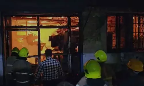 Thane के वेयरहाउस में भीषण आग लगी, किसी के हताहत होने की खबर नहीं Thane के वेयरहाउस में भीषण आग लगी, किसी के हताहत होने की खबर नहीं