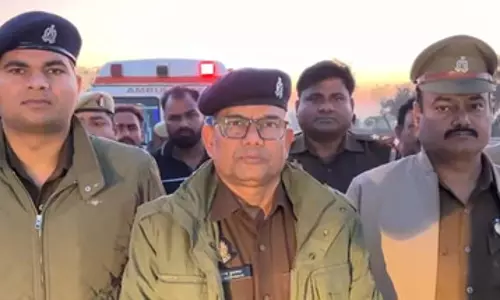 ईको वैन और बस में टक्कर, 3 महिला और 3 पुरुष सहित 6 की मौत, कई घायल ईको वैन और बस में टक्कर, 3 महिला और 3 पुरुष सहित 6 की मौत, कई घायल