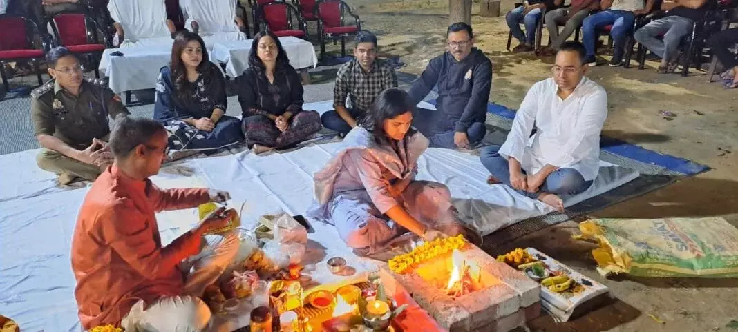 Farrukhabad: पुलिस लाइन फतेहगढ़ में पारंपरिक रीति से होलिका दहन Farrukhabad: पुलिस लाइन फतेहगढ़ में पारंपरिक रीति से होलिका दहन