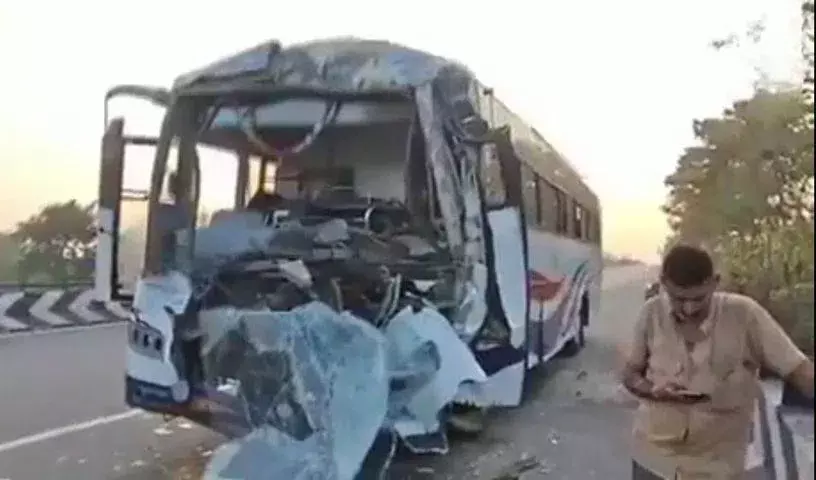 Nalgonda में APSRTC बस के खड़े कंटेनर से टकराने से दस लोग घायल Nalgonda में APSRTC बस के खड़े कंटेनर से टकराने से दस लोग घायल