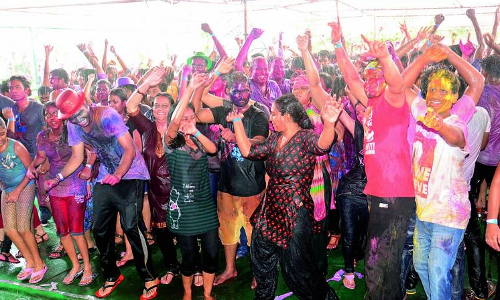 Hyderabad में होली का जश्न शुरू, तारीखों में कन्फ्यूजन और बिक्री में कमी