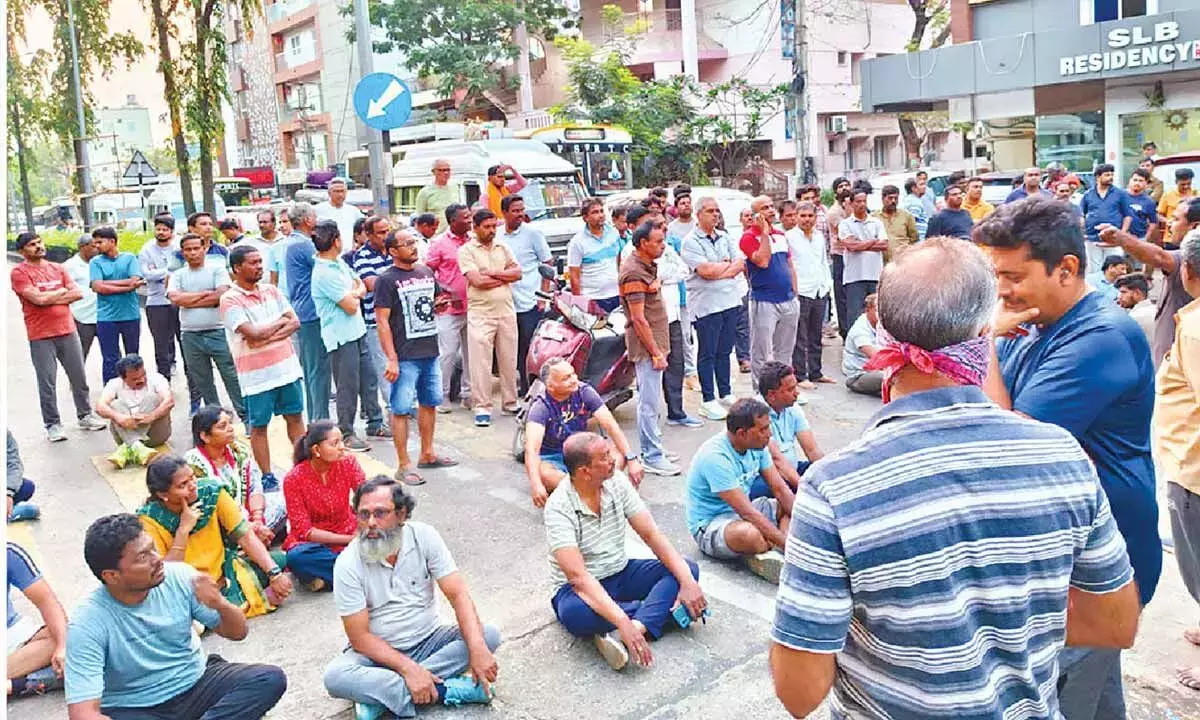 Andhra: नागरवनम में एंट्री फीस के खिलाफ वॉकर्स ने रोड ब्लॉक किया Andhra: नागरवनम में एंट्री फीस के खिलाफ वॉकर्स ने रोड ब्लॉक किया