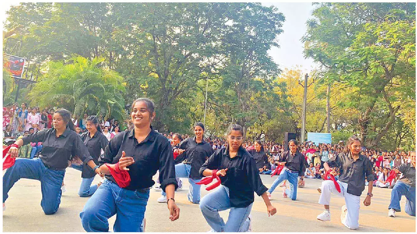 Andhra: फ्लैश मॉब ने SPMVV में विरिंची 2K26 के लिए मंच तैयार किया