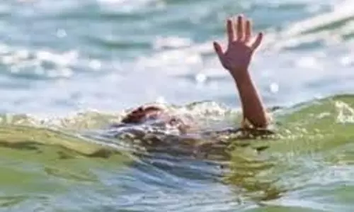 Jharkhand: मछली पकड़ रहा युवक बराकर नदी में डूबा, तलाश जारी Jharkhand: मछली पकड़ रहा युवक बराकर नदी में डूबा, तलाश जारी