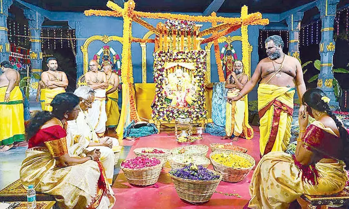 Andhra: डोकीपारु महाक्षेत्रम में पुष्पयागम का आयोजन