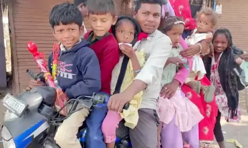 Katni: ओवरलोड बाइक का वीडियो वायरल, पुलिस हैरान Katni: ओवरलोड बाइक का वीडियो वायरल, पुलिस हैरान