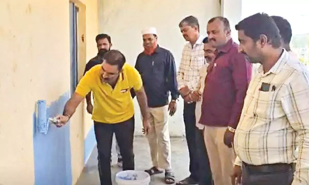 Karnataka: तहसीलदार ने सरकारी स्कूलों को बदलने के लिए पेंटब्रश उठाया