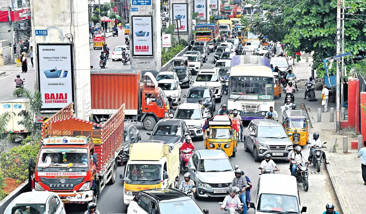Telangana : रोड नंबर 12 पर बैरिकेड लगे यू-टर्न को लेकर वाहन चालक भड़के