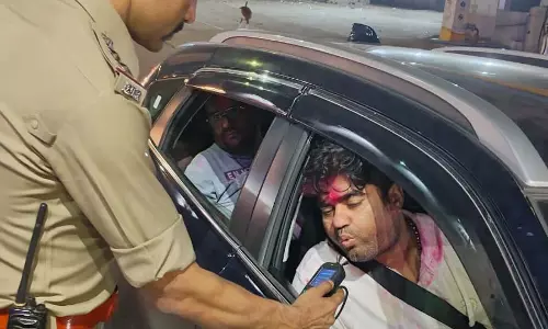 रायपुर में नशेड़ी ड्राइवरों पर पुलिस की ताबड़तोड़, 130 के खिलाफ चलानी कार्यवाही रायपुर में नशेड़ी ड्राइवरों पर पुलिस की ताबड़तोड़, 130 के खिलाफ चलानी कार्यवाही