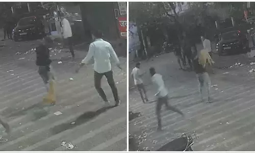 Pune: पिंपरी-चिंचवड में आवारा कुत्ते को घूंसा मारते और पीटते हुए युवक कैमरे में कैद Pune: पिंपरी-चिंचवड में आवारा कुत्ते को घूंसा मारते और पीटते हुए युवक कैमरे में कैद