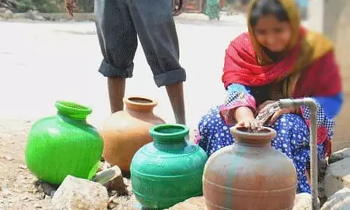 Karnataka: पूरे राज्य में तेज़ गर्मी, पीने के पानी की कमी Karnataka: पूरे राज्य में तेज़ गर्मी, पीने के पानी की कमी