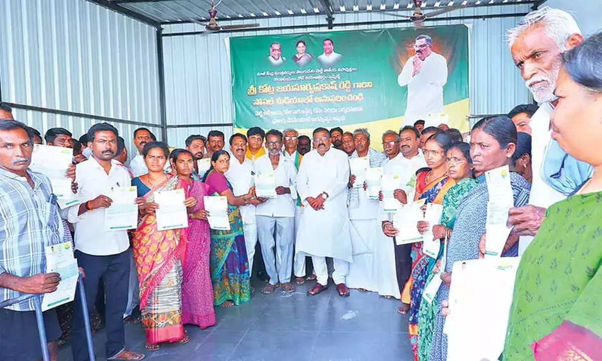 Andhra: धोने विधानसभा क्षेत्र में CMRF चेक बांटे गए Andhra: धोने विधानसभा क्षेत्र में CMRF चेक बांटे गए