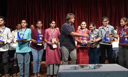 Bengaluru : हवाई जहाज से पहुंचे सिविल सेवकों को सम्मानित किया गया Bengaluru : हवाई जहाज से पहुंचे सिविल सेवकों को सम्मानित किया गया