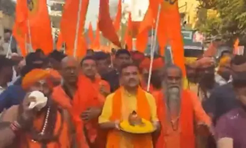 पश्चिम बंगाल: विपक्ष के नेता सुवेंदु अधिकारी ने भवानीपुर में डोल उत्सव मनाया