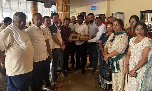 Dubai में फंसे कन्नड़ लोगों में यूनियनों का भरोसा Dubai में फंसे कन्नड़ लोगों में यूनियनों का भरोसा