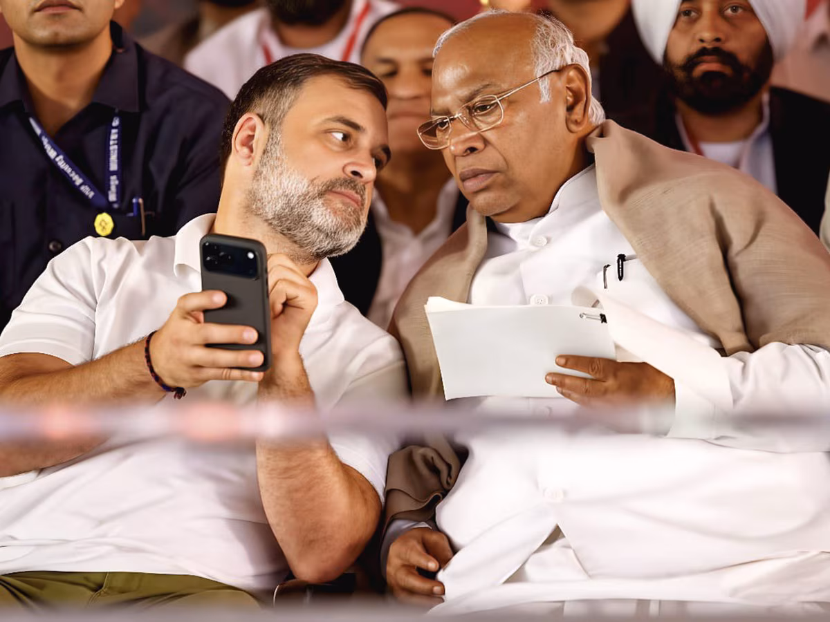 Mumbai: राज्यसभा में कांग्रेस की रणनीति पर सवाल, ठाकरे से पीछे हटने की अपील पर चर्चा Mumbai: राज्यसभा में कांग्रेस की रणनीति पर सवाल, ठाकरे से पीछे हटने की अपील पर चर्चा