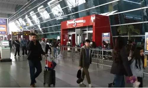 दिल्ली: खाड़ी देशों की ओर जाने वाली 100 से अधिक उड़ानें रद्द, यात्री बोले- नहीं होनी चाहिए जंग दिल्ली: खाड़ी देशों की ओर जाने वाली 100 से अधिक उड़ानें रद्द, यात्री बोले- नहीं होनी चाहिए जंग