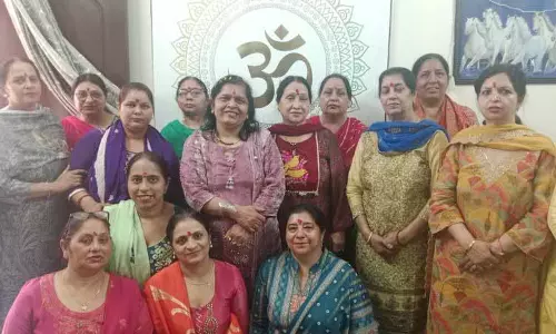 Jalandhar: महिला योग केंद्र ने होली मनाई, स्वास्थ्य और खुशी का संदेश दिया Jalandhar: महिला योग केंद्र ने होली मनाई, स्वास्थ्य और खुशी का संदेश दिया