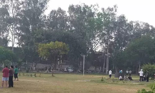 MC पार्क का गेट गिरने से दो लोग घायल, निवासियों ने जवाबदेही की मांग की