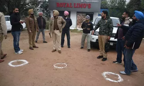 Showroom फायरिंग मामले में शूटरों को पनाह देने वाले संदिग्ध ने सरेंडर किया Showroom फायरिंग मामले में शूटरों को पनाह देने वाले संदिग्ध ने सरेंडर किया