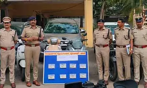 Karnataka : दो चोर गिरफ्तार, 15 गाड़ियां, ₹4 लाख कैश ज़ब्त Karnataka : दो चोर गिरफ्तार, 15 गाड़ियां, ₹4 लाख कैश ज़ब्त