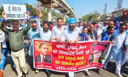 संविधान बचाओ मोर्चा ने नए UGC इक्विटी नियमों को लागू करने की मांग को लेकर प्रदर्शन किया संविधान बचाओ मोर्चा ने नए UGC इक्विटी नियमों को लागू करने की मांग को लेकर प्रदर्शन किया