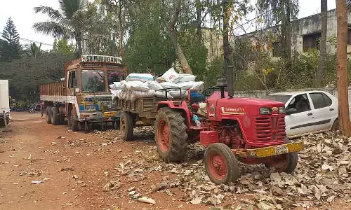 Tiptur : तस्करी कर लाए गए बाजरे के 119 बोरे जब्त