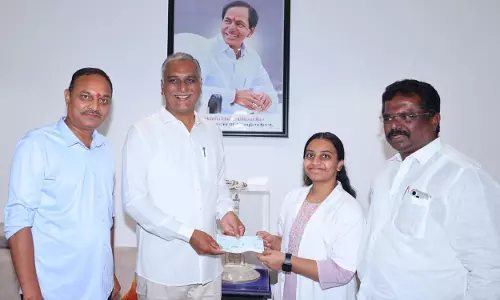 Harish Rao ने MBBS स्टूडेंट्स की मदद के लिए चेक बांटे