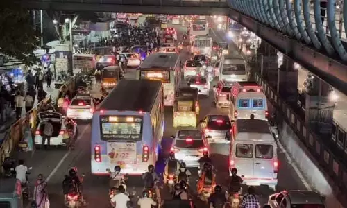 Chennai: सबवे, स्काईवॉक के बावजूद GST ट्रैफिक जाम लगातार जारी है Chennai: सबवे, स्काईवॉक के बावजूद GST ट्रैफिक जाम लगातार जारी है
