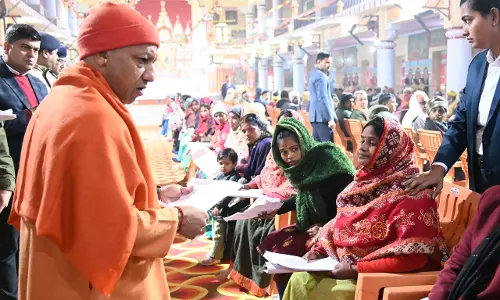 Gorakhpur: Yogi Adityanath ने सुनी 150 फरियादियों की समस्याएं